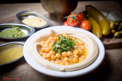 Yanes Hummus