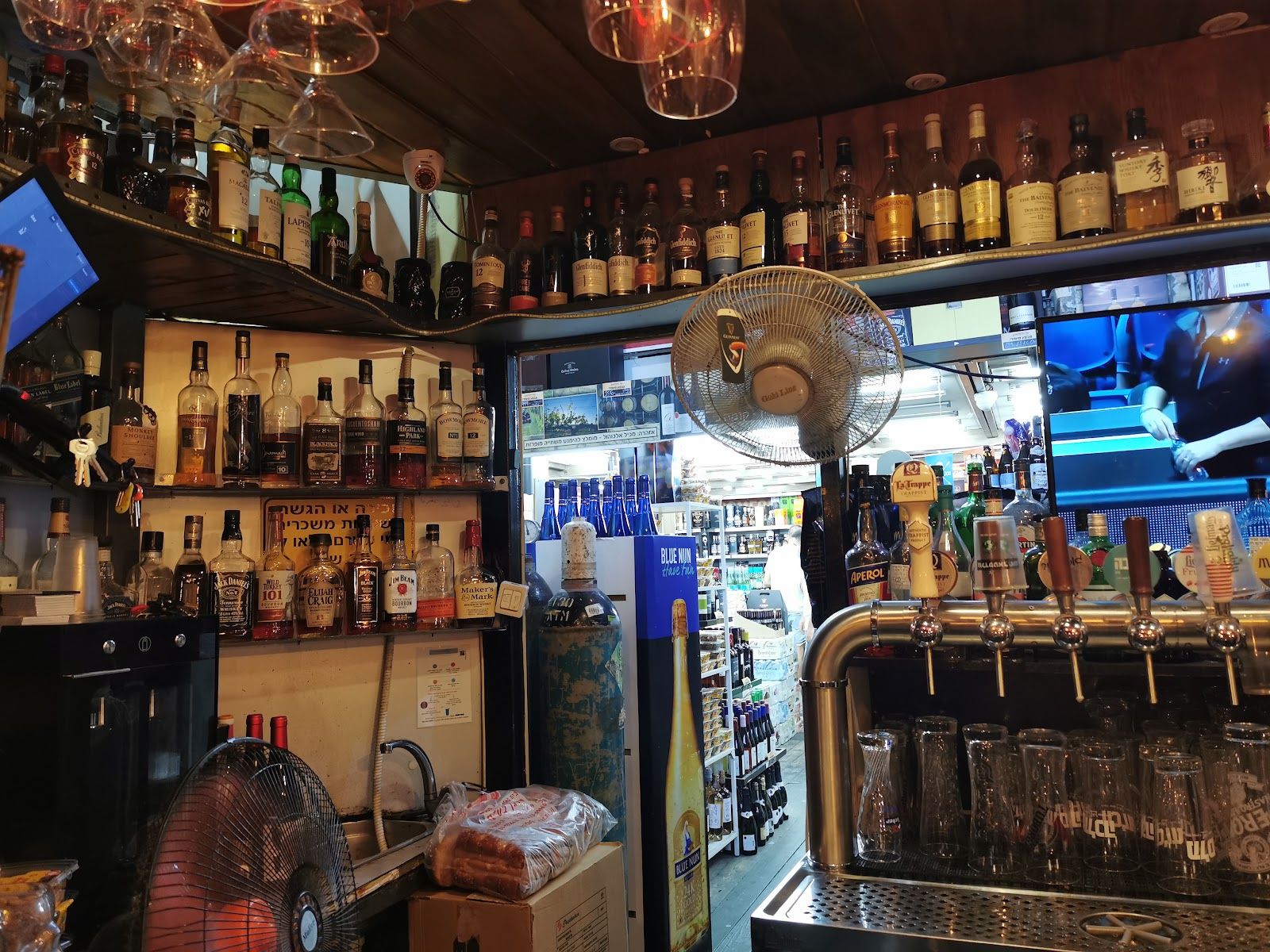 mashkaot-bar (photo: Leo Newmark)