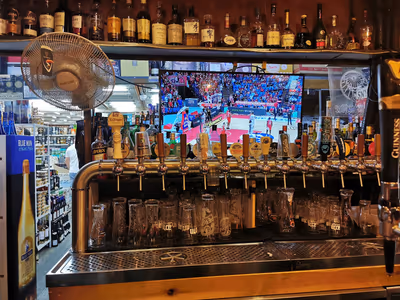 mashkaot-bar (photo: Leo Newmark)