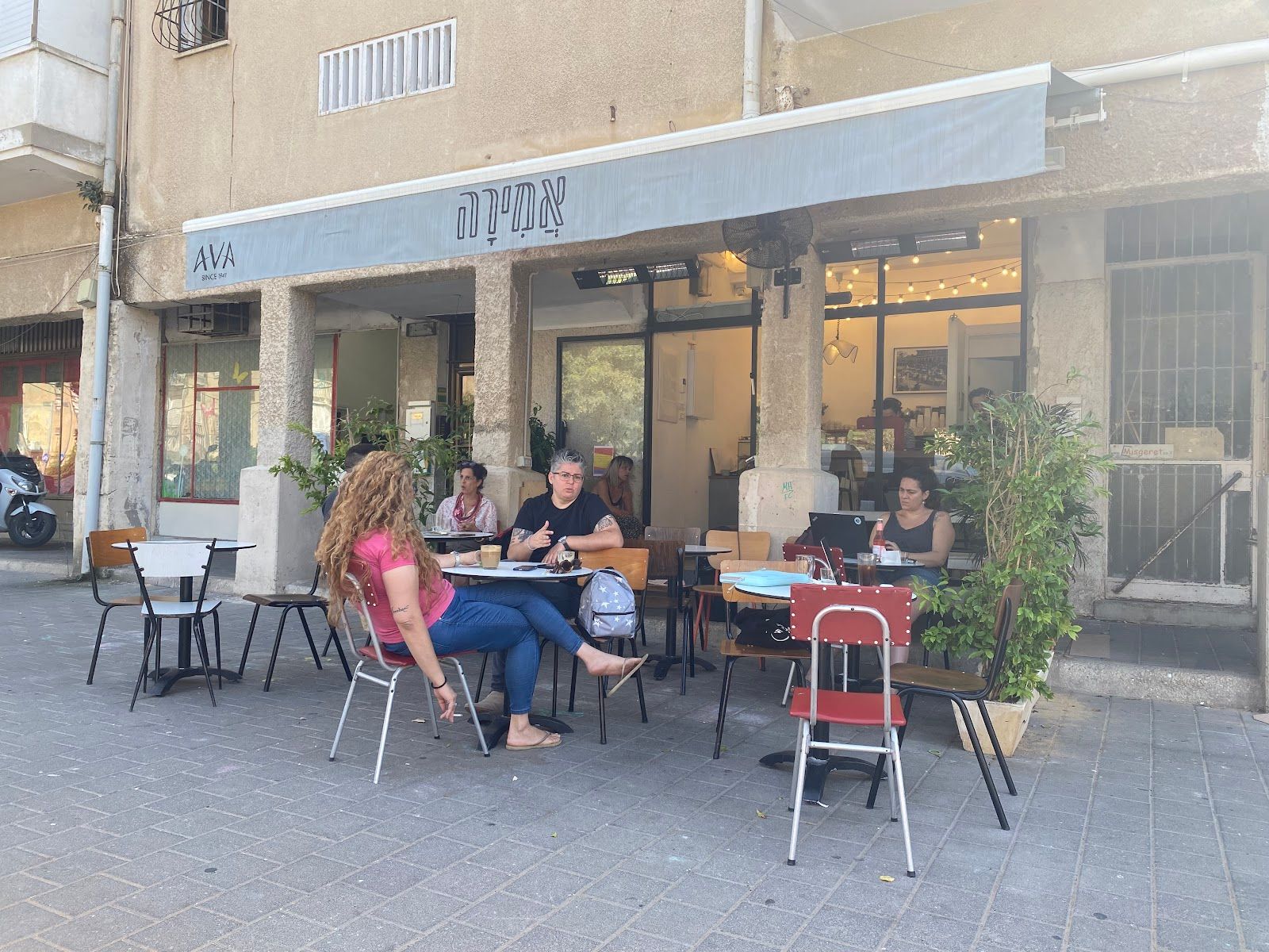amira-cafe (photo: Maya Pe'eri (MP))