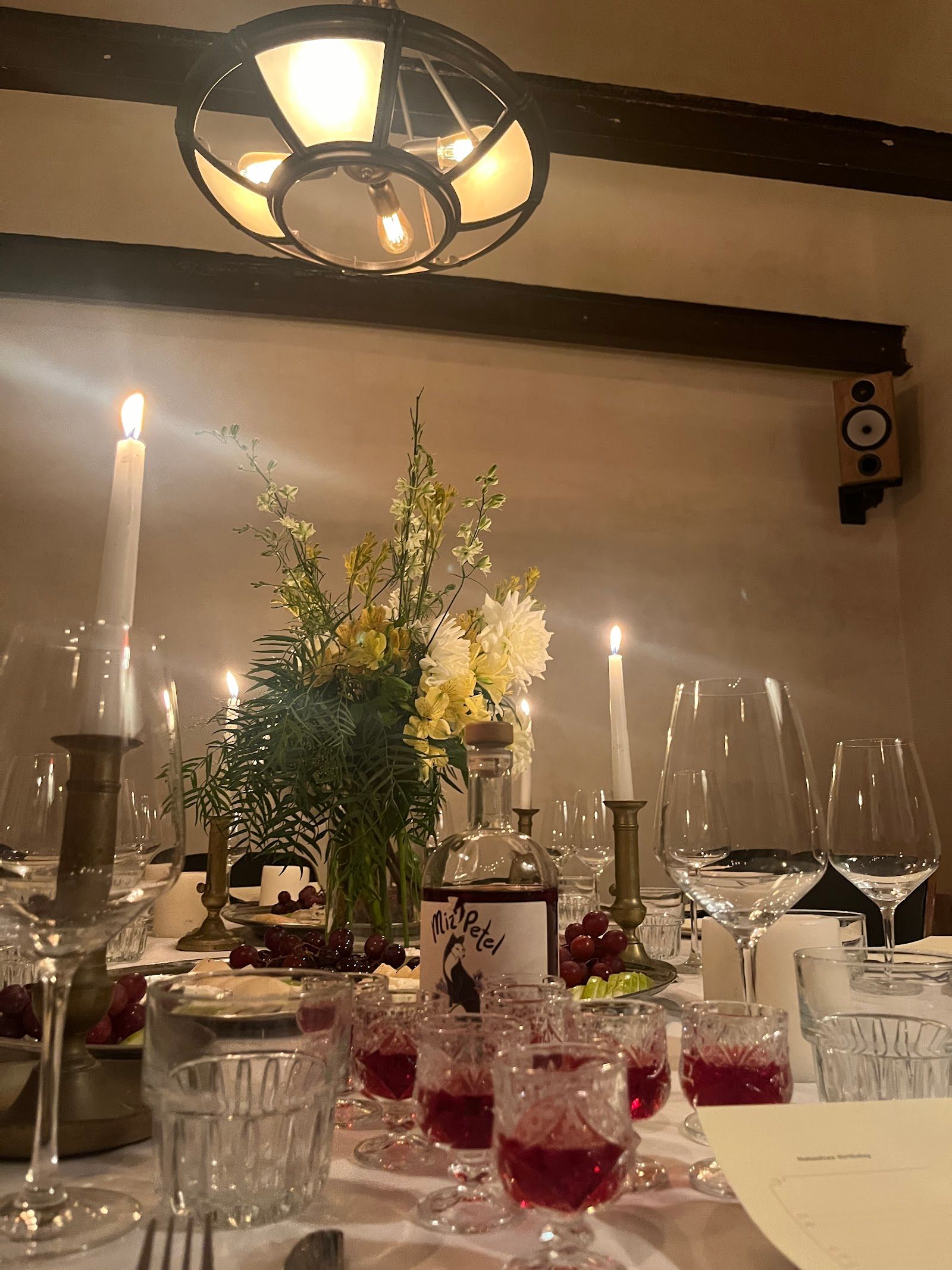 hagafen-wine-courtyard (photo: הגפן - חצר יין מקומי.)