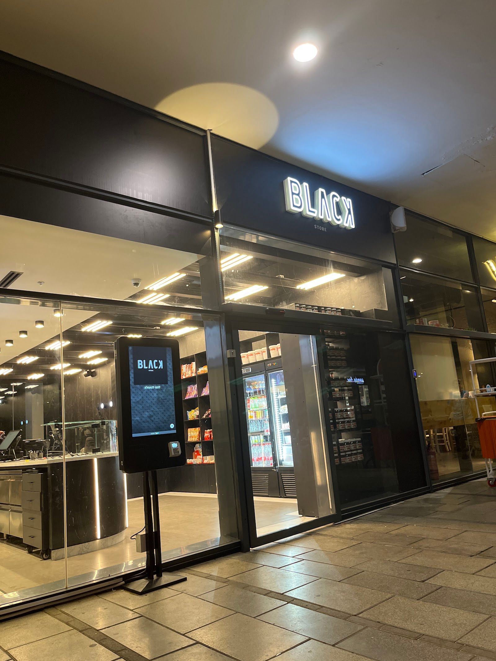 black-store (photo: איליי גדעוני)