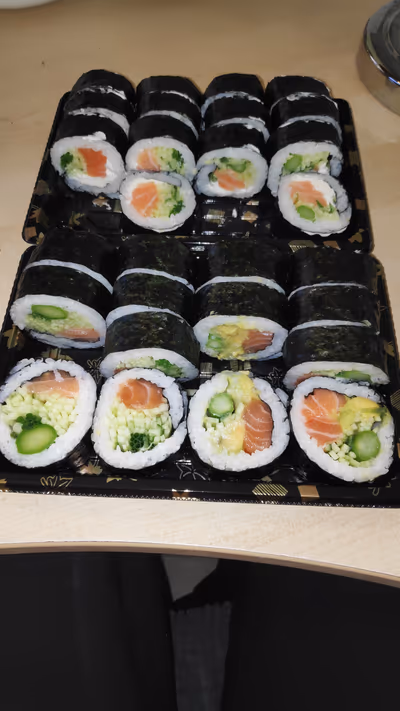 yomi-sushi-line (photo: tee)