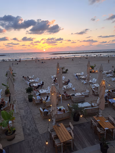 gazoz-beach (photo: Eric Berberich)